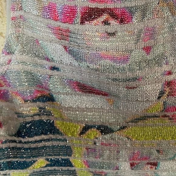 St.John sleeveless V sparkly multicolored top size L - Picture 4 of 4